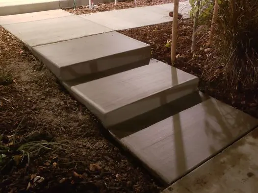 concrete-steps-in-backyard-400x300