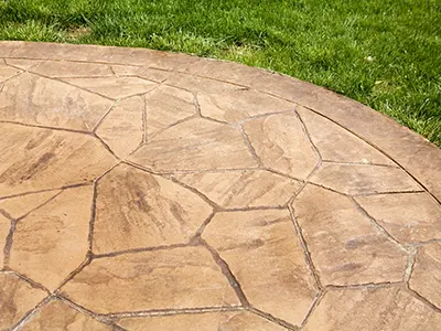 edge-detail-of-stamped-concrete-patio-400x300